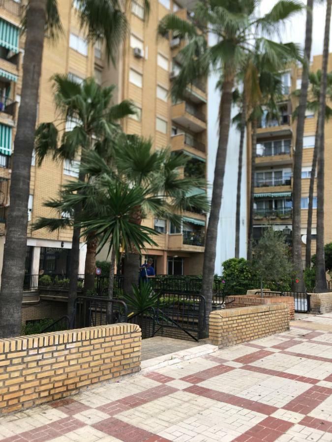 Stunning Spacious City Apartment With Free Parking Малага Экстерьер фото