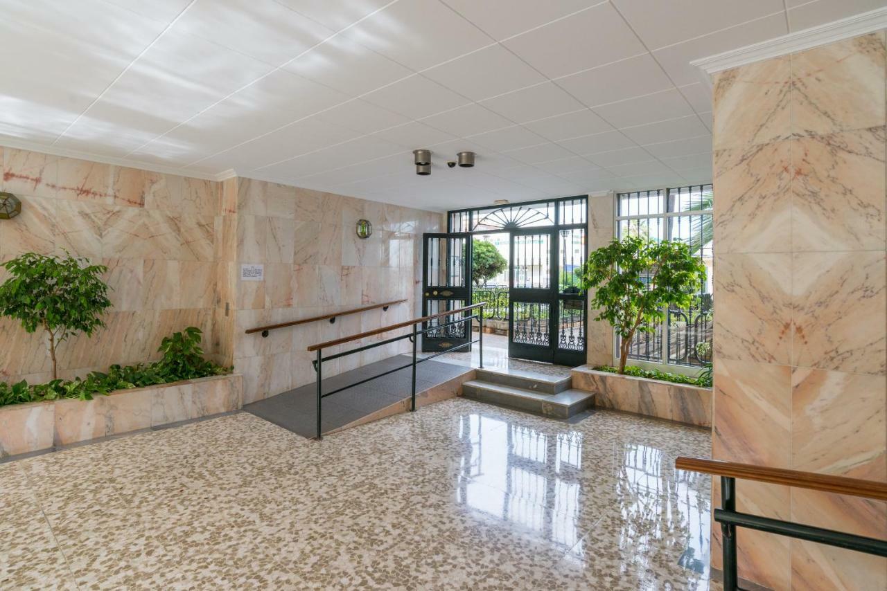 Stunning Spacious City Apartment With Free Parking Малага Экстерьер фото