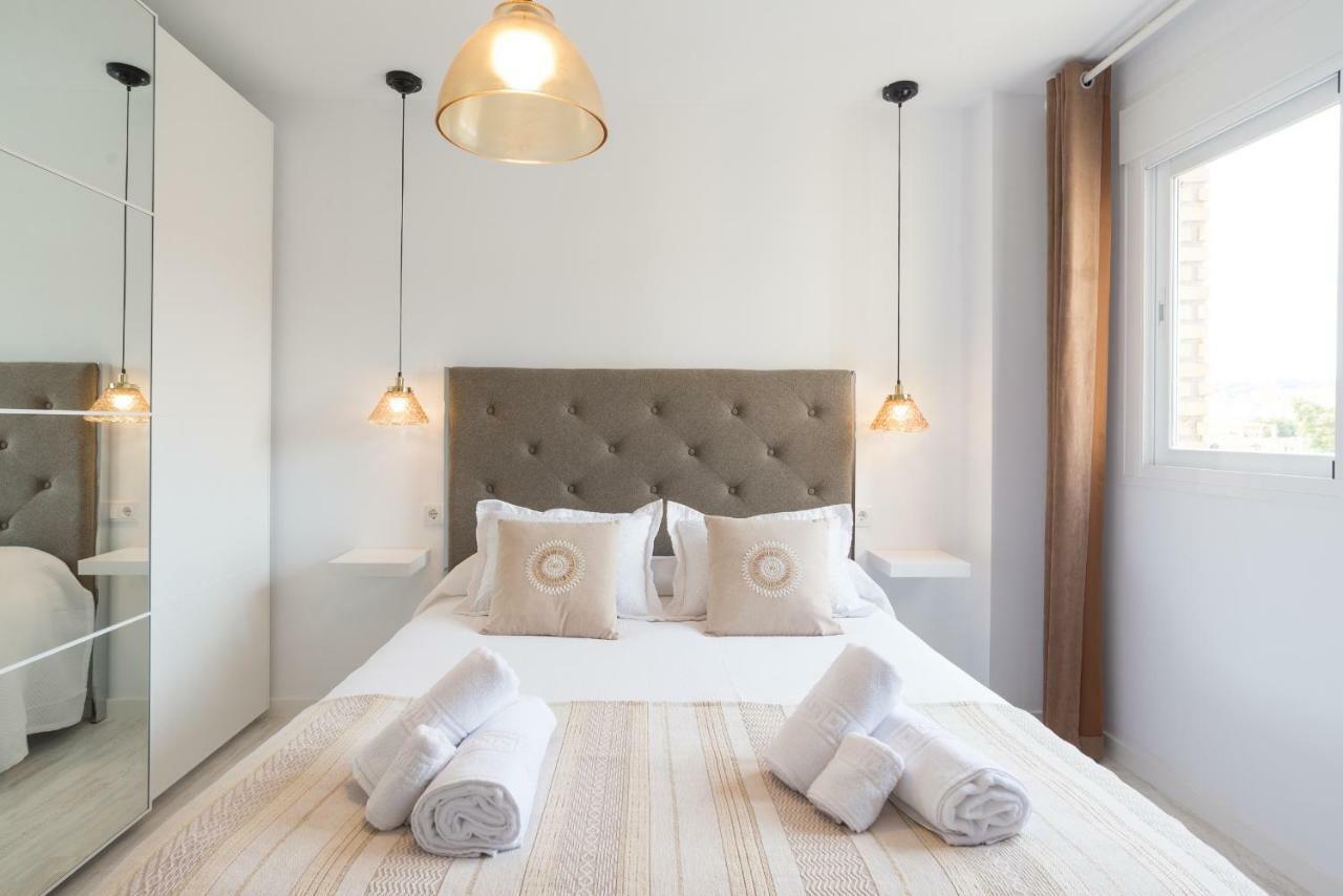 Stunning Spacious City Apartment With Free Parking Малага Экстерьер фото