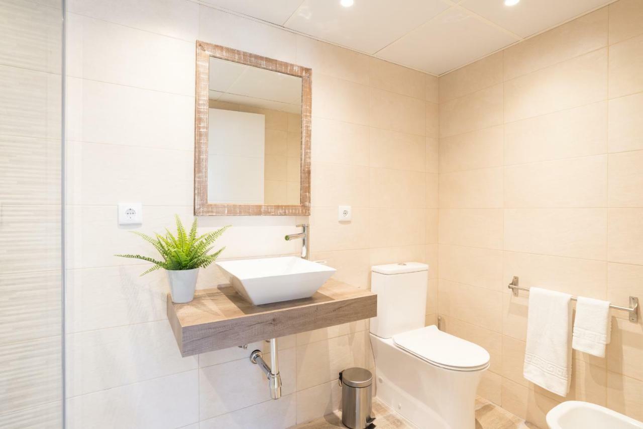 Stunning Spacious City Apartment With Free Parking Малага Экстерьер фото