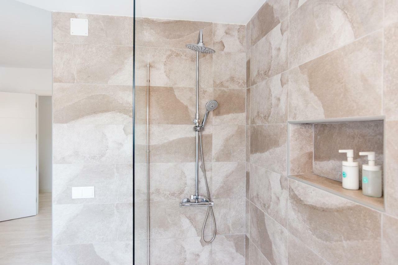 Stunning Spacious City Apartment With Free Parking Малага Экстерьер фото