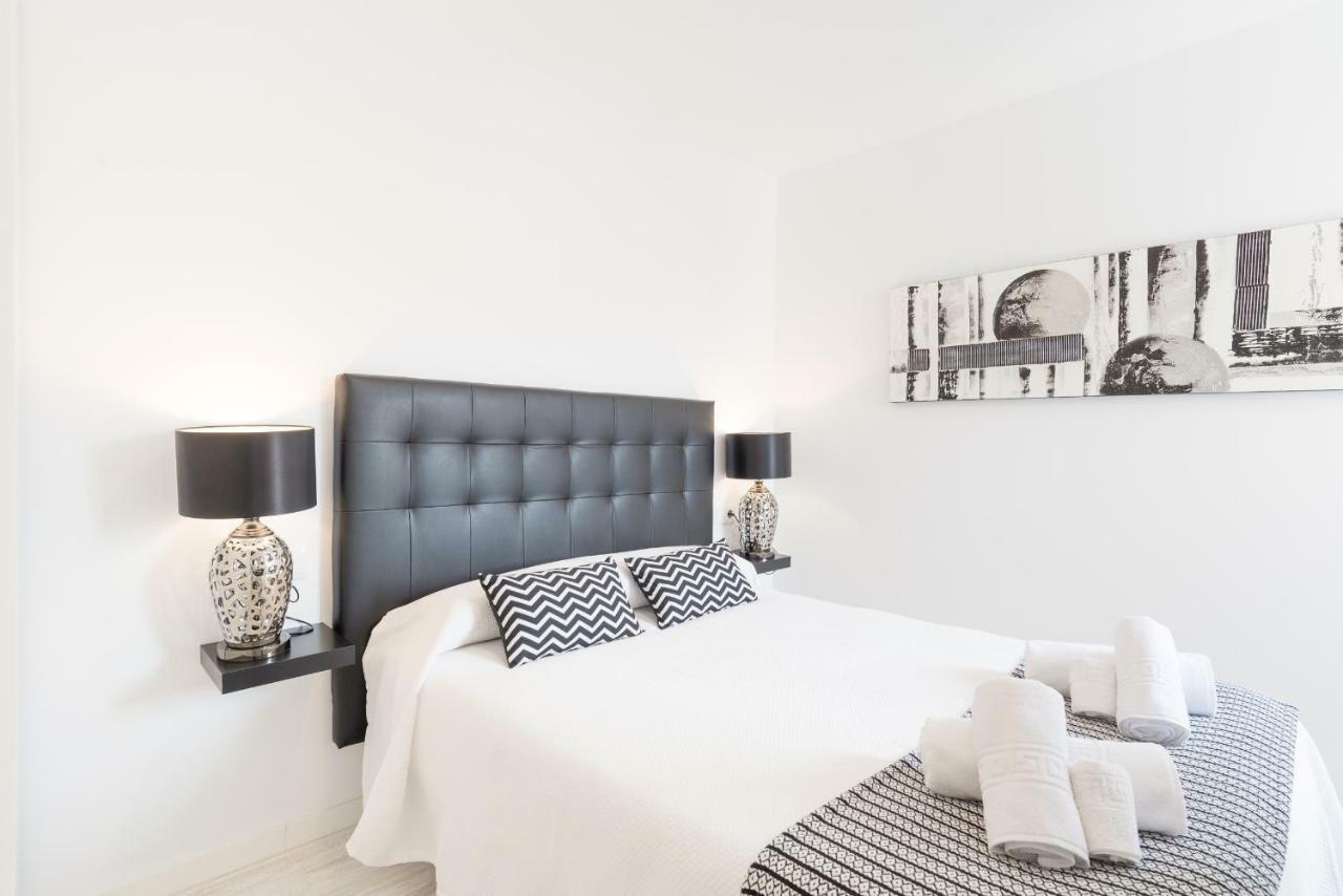 Stunning Spacious City Apartment With Free Parking Малага Экстерьер фото