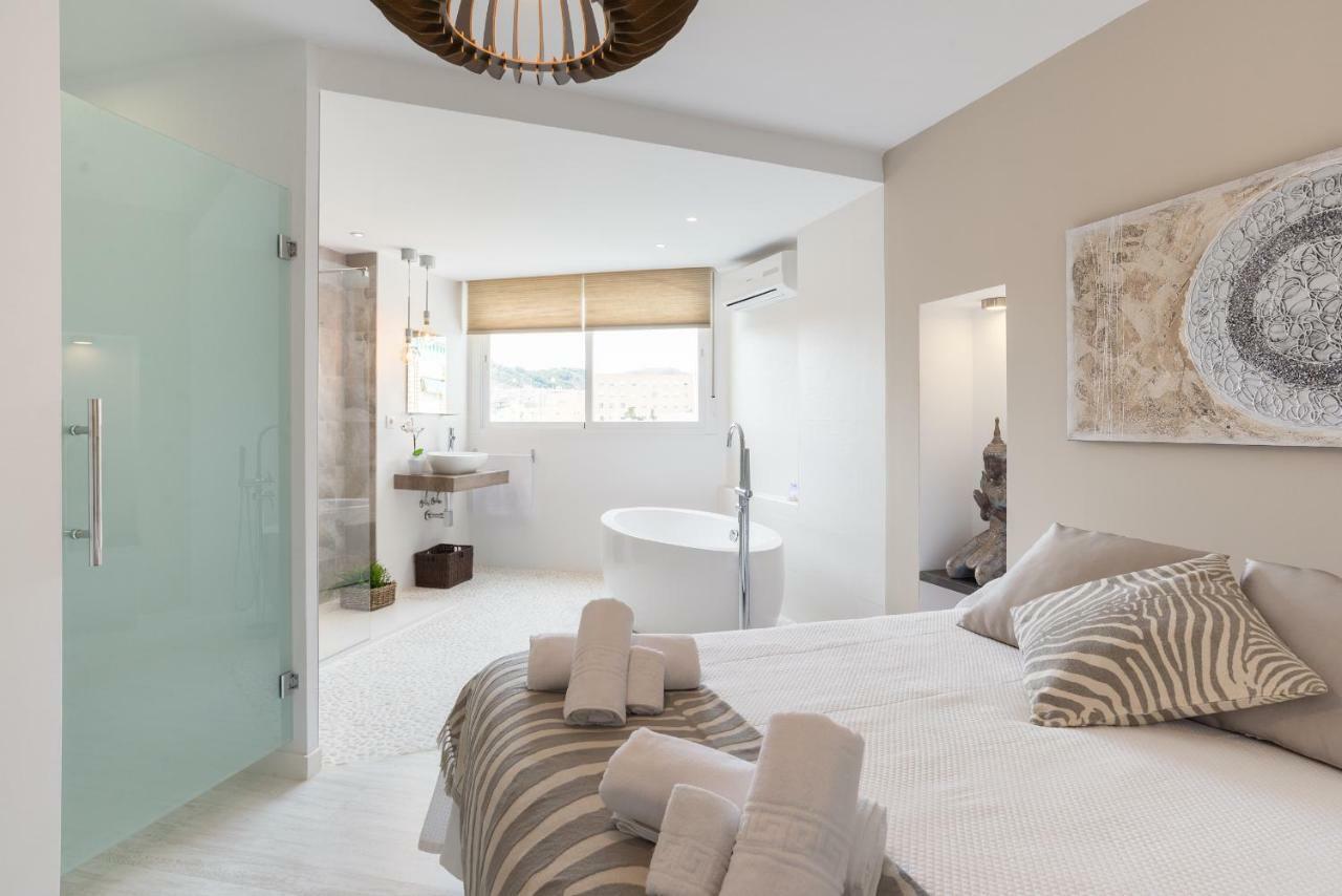 Stunning Spacious City Apartment With Free Parking Малага Экстерьер фото