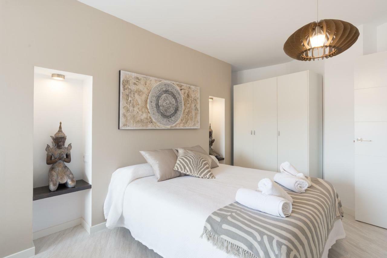 Stunning Spacious City Apartment With Free Parking Малага Экстерьер фото