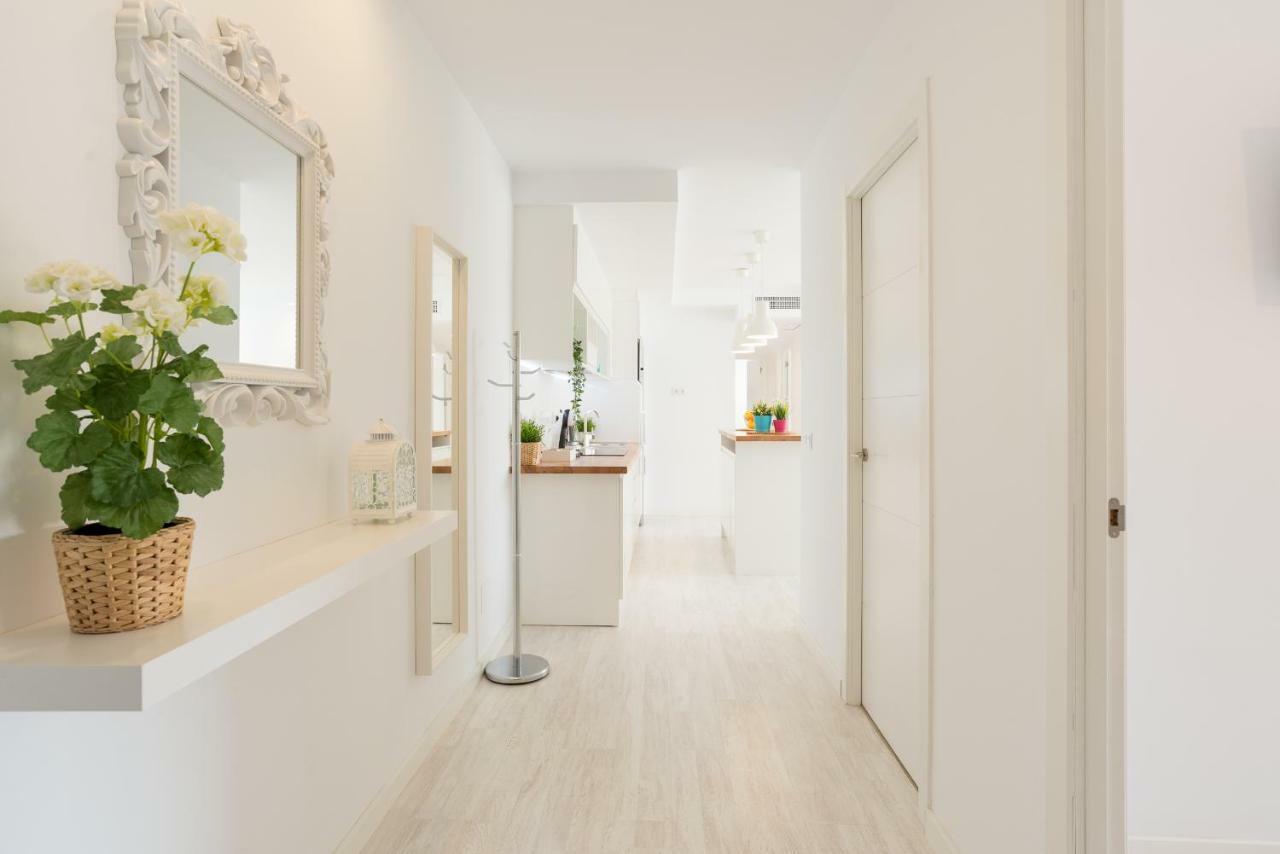 Stunning Spacious City Apartment With Free Parking Малага Экстерьер фото