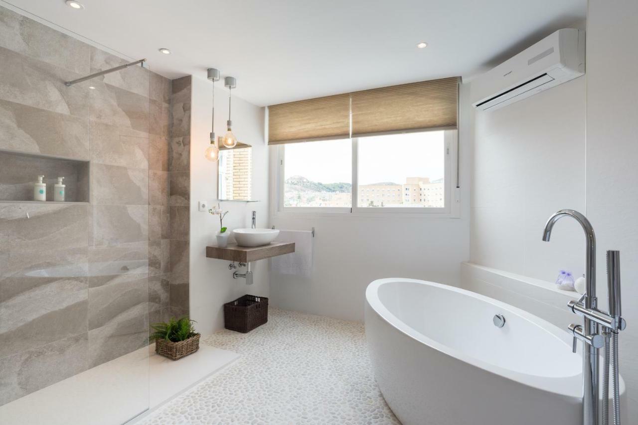 Stunning Spacious City Apartment With Free Parking Малага Экстерьер фото