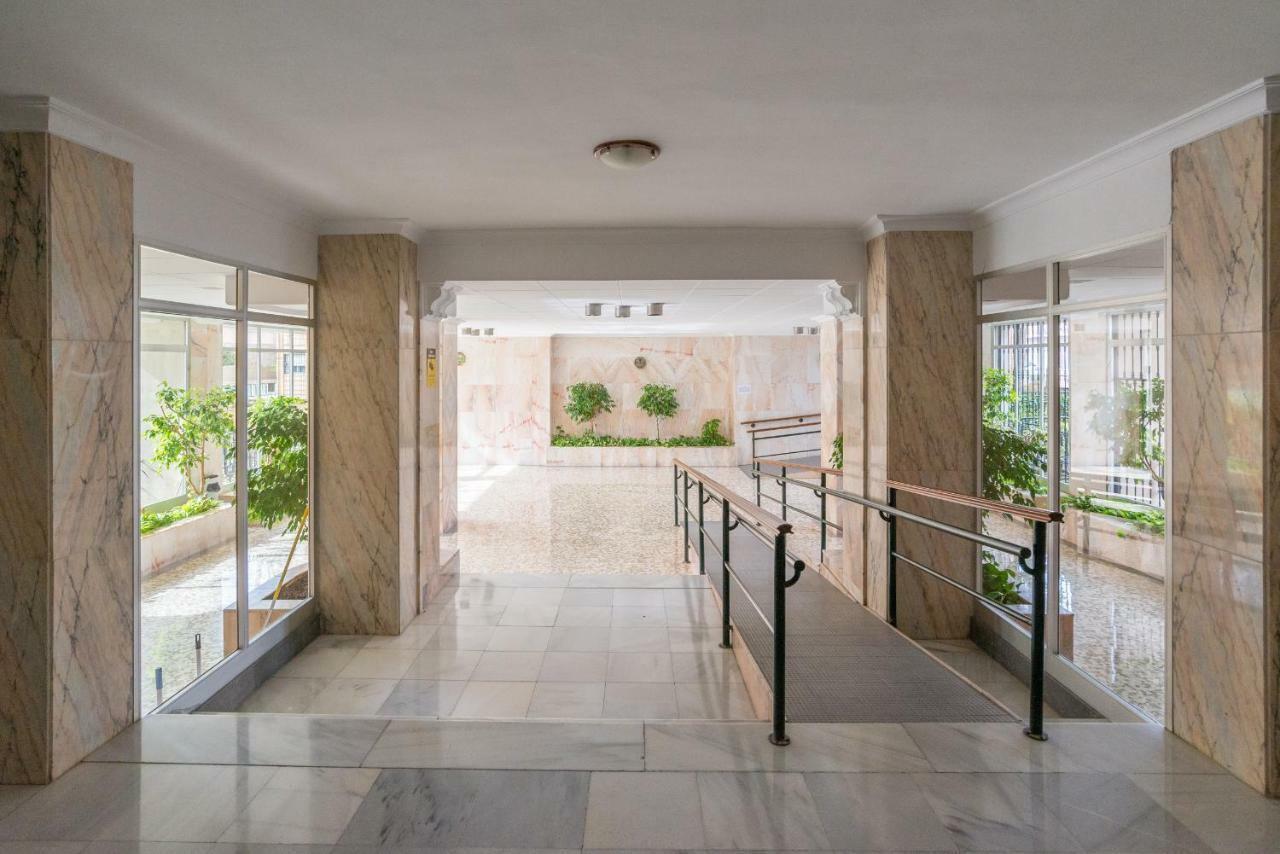 Stunning Spacious City Apartment With Free Parking Малага Экстерьер фото