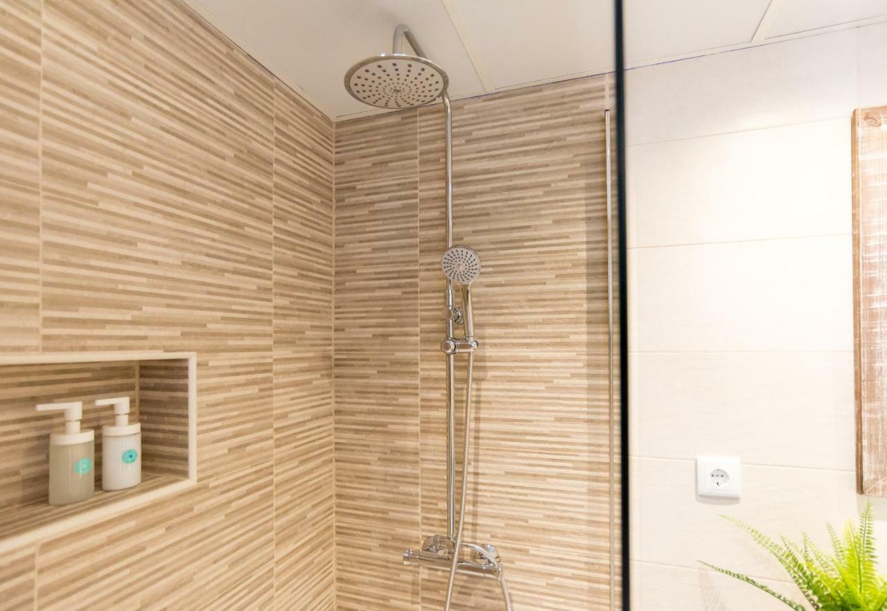 Stunning Spacious City Apartment With Free Parking Малага Экстерьер фото