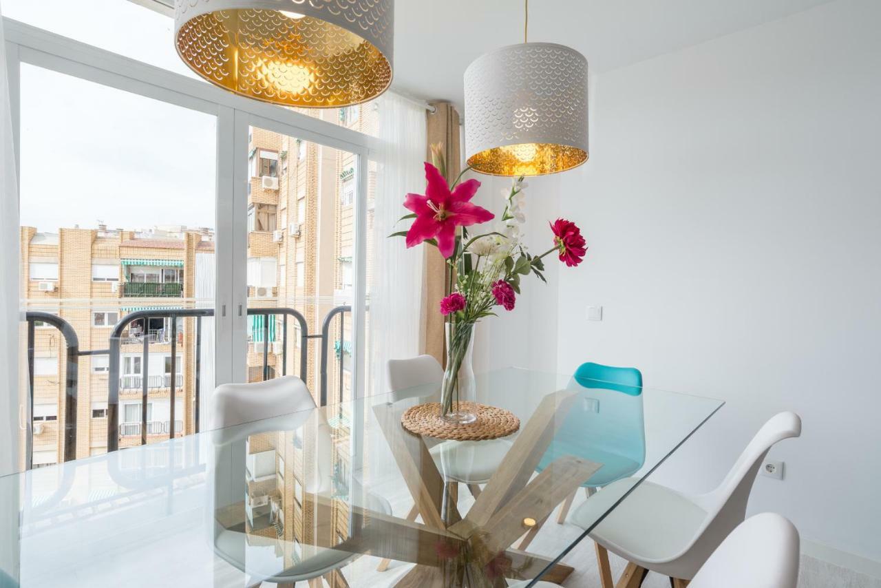 Stunning Spacious City Apartment With Free Parking Малага Экстерьер фото