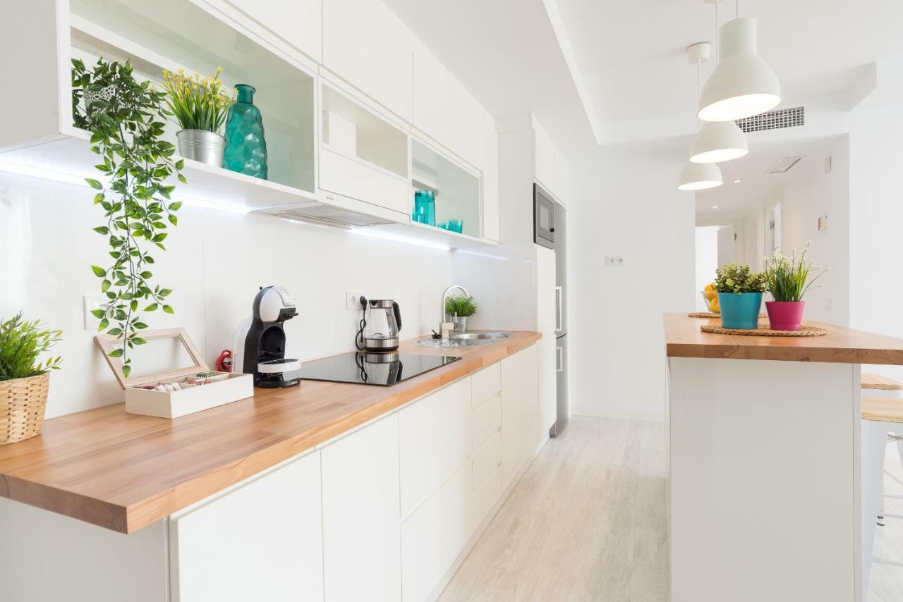 Stunning Spacious City Apartment With Free Parking Малага Экстерьер фото