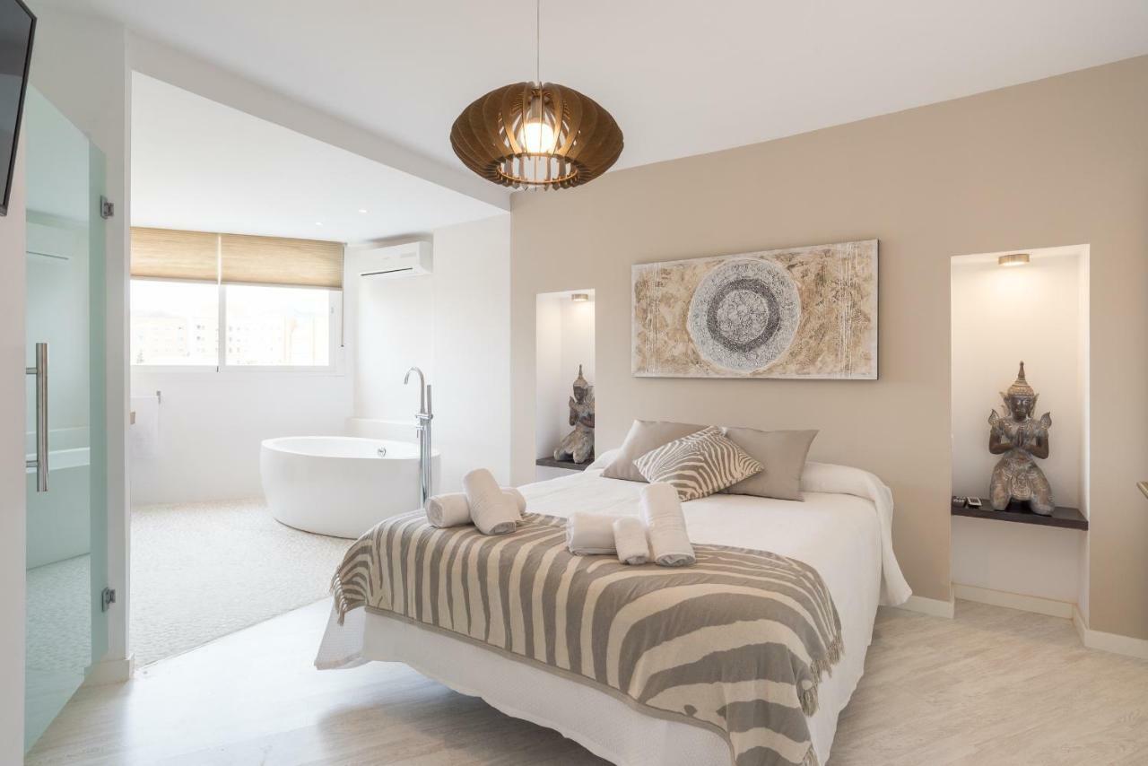 Stunning Spacious City Apartment With Free Parking Малага Экстерьер фото